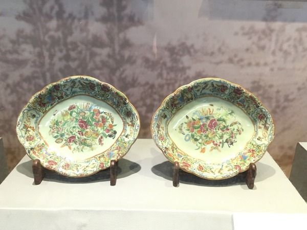 清广彩描金菱形花卉纹瓣口盘(2件) 清广彩描金菱形花卉纹瓣口盘(2件)