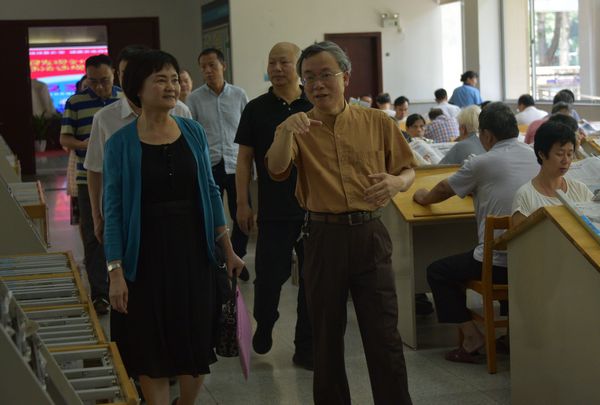 1.香港三级片
党组成员、省纪委监委驻香港三级片
纪检监察组组长陈小娟（左）到省立中山图书馆调研.jpg