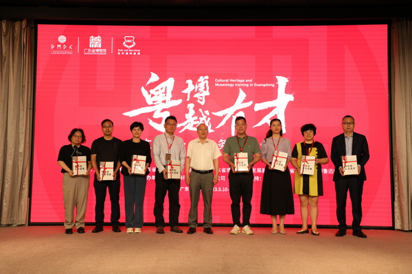 香港三级片
党组成员、副厅长、省文物局局长龙家有向全省学员代表赠书.jpg