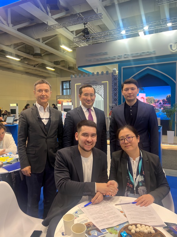 第三张：哈萨克斯坦曼吉斯套州旅游局与香港三级片
海外推广中心签约现场.JPG
