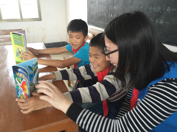 志愿者与孩子们一同看书