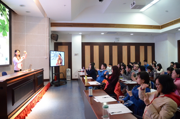 高级手语翻译陈细青讲授中国手语