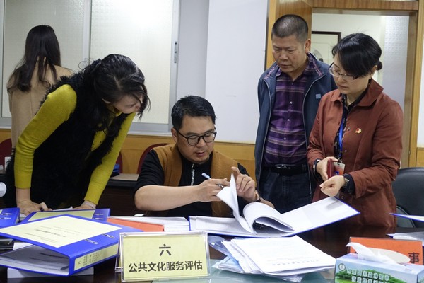 督察组对新会区文广新局档案资料进行检查